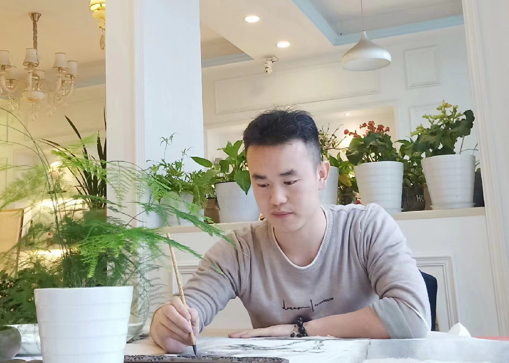 张涛（国瓷红叶画院研究员）