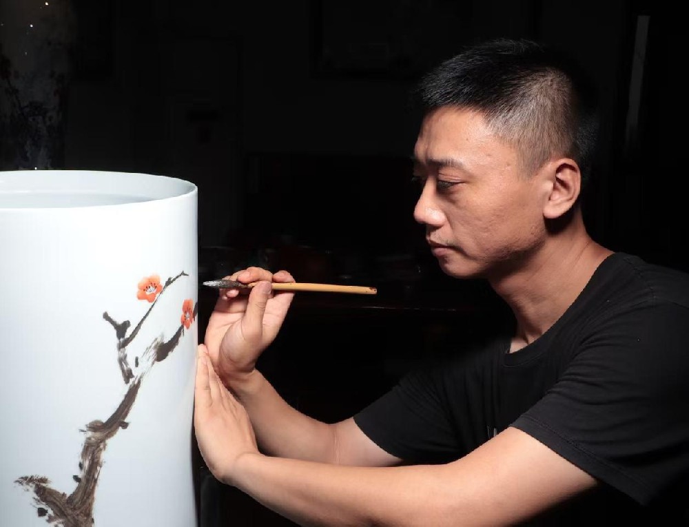 余效龙（国瓷红叶画院高级画师）