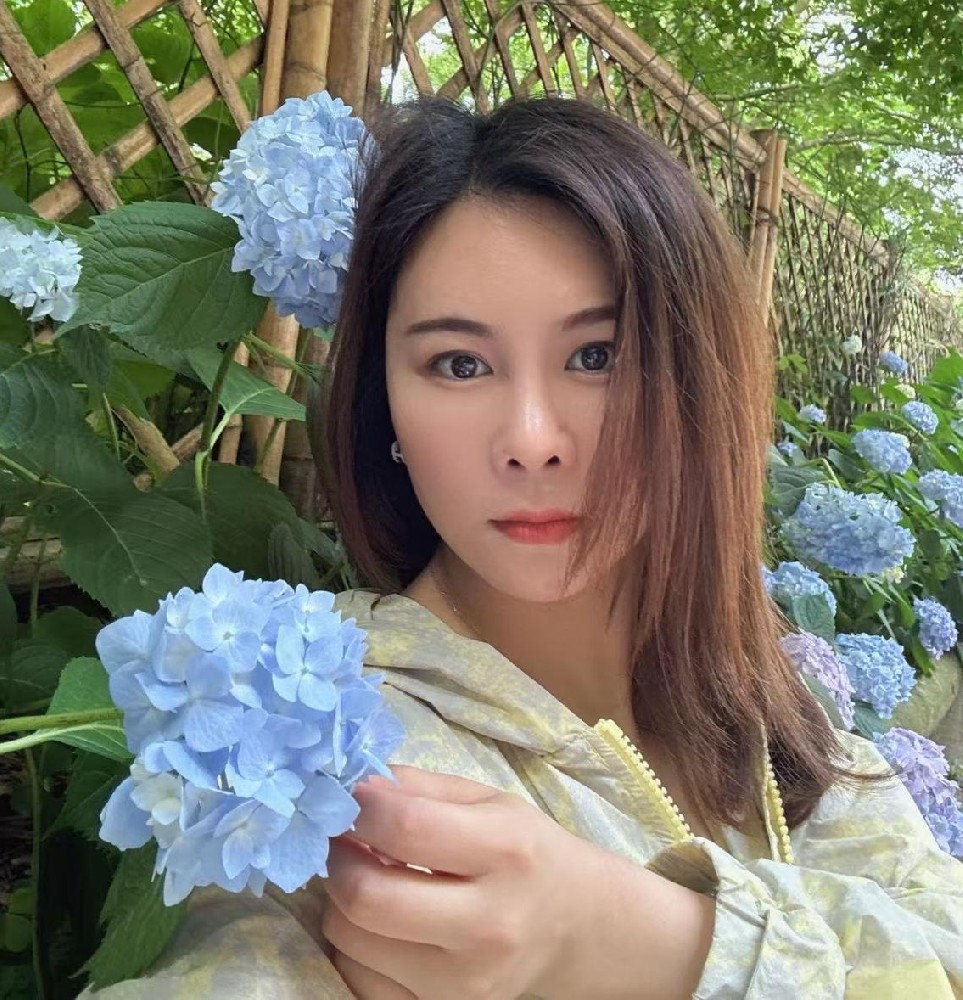 周春霞（国瓷红叶画院高级画师）